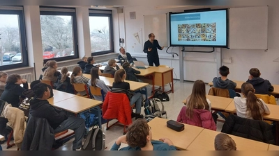 Am Mittwoch, den 22. Januar nahmen die Schülerinnen und Schüler des Schmeller-Gymnasiums an einem Workshop des BayernLab teil. Herr Reinhard Greiner und Herr Stefan Schnurrer klärten die Siebtklässler zu den Themen Fake News, Künstliche Intelligenz und Deep Fakes auf. Organisiert wurde das Projekt, das im Rahmen von „Schule ohne Rassismus – Schule mit Courage“ stattfand, von OStRin Dr. Nadine Kilgert-Bartonek. (Bild: Dr. Nadine Kilgert-Bartonek)