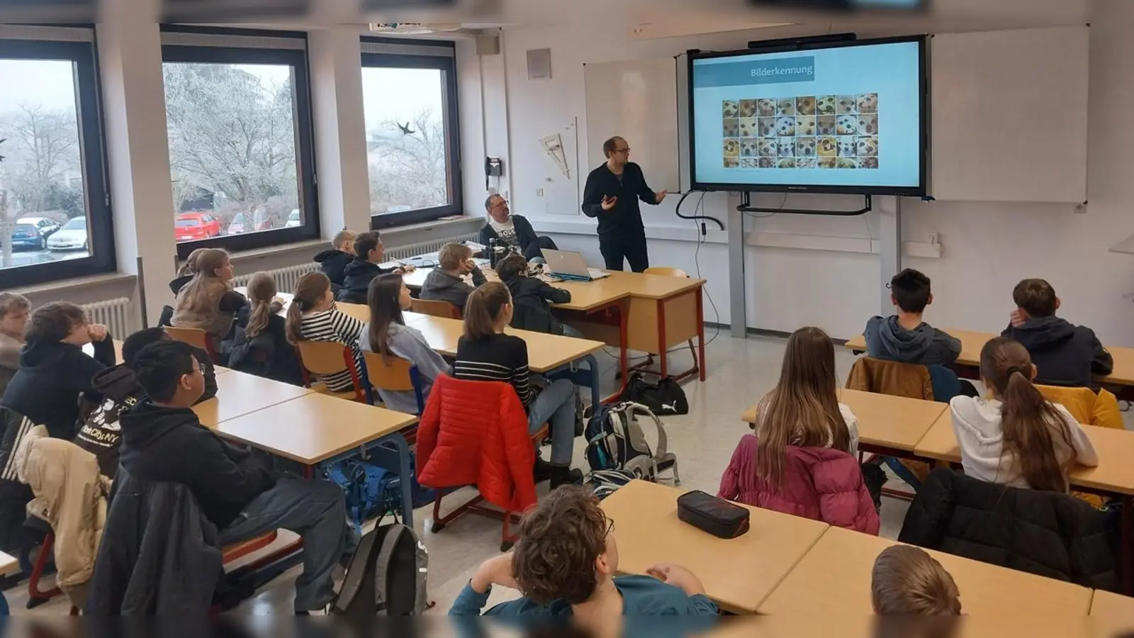 Am Mittwoch, den 22. Januar nahmen die Schülerinnen und Schüler des Schmeller-Gymnasiums an einem Workshop des BayernLab teil. Herr Reinhard Greiner und Herr Stefan Schnurrer klärten die Siebtklässler zu den Themen Fake News, Künstliche Intelligenz und Deep Fakes auf. Organisiert wurde das Projekt, das im Rahmen von „Schule ohne Rassismus – Schule mit Courage“ stattfand, von OStRin Dr. Nadine Kilgert-Bartonek. (Bild: Dr. Nadine Kilgert-Bartonek)