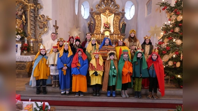 Die Püchersreuther Sternsinger hat Pfarrer Matthias Nowotny auf den Weg geschickt. (Bild: Martin Thoma/exb)