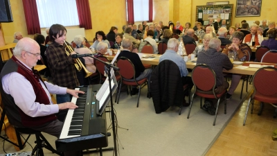 Musikalisch gestaltet von Hubert Haberberger am Piano und dem 10-jährigen Trompeter Xaver Dippl traf sich die Gesellschaft Frohsinn im Rohrersaal zu einer stimmungsvollen Adventsfeier.  (Bild: Robert Dotzauer )