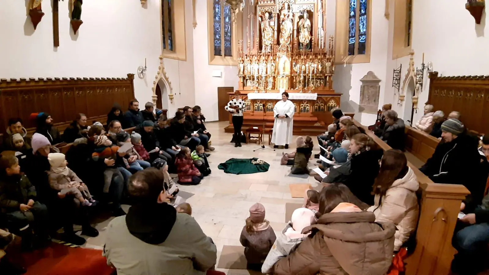 Gut besucht war die „Kirche für Kleine”, zu der Gemeindereferentin Barbara Schlosser und Eltern-Kind-Gruppen-Leiterin Lisamarie Schmidl einluden.  (Bild: Lisamarie Schmidl)