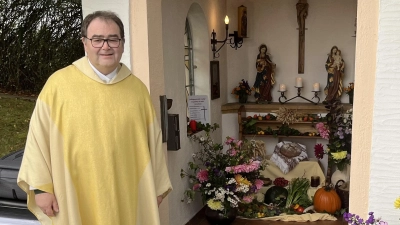 Pfarrer Herbert Mader vor der mit Erntegaben geschmückten Barbarakapelle. (Bild: Armin Kraus)