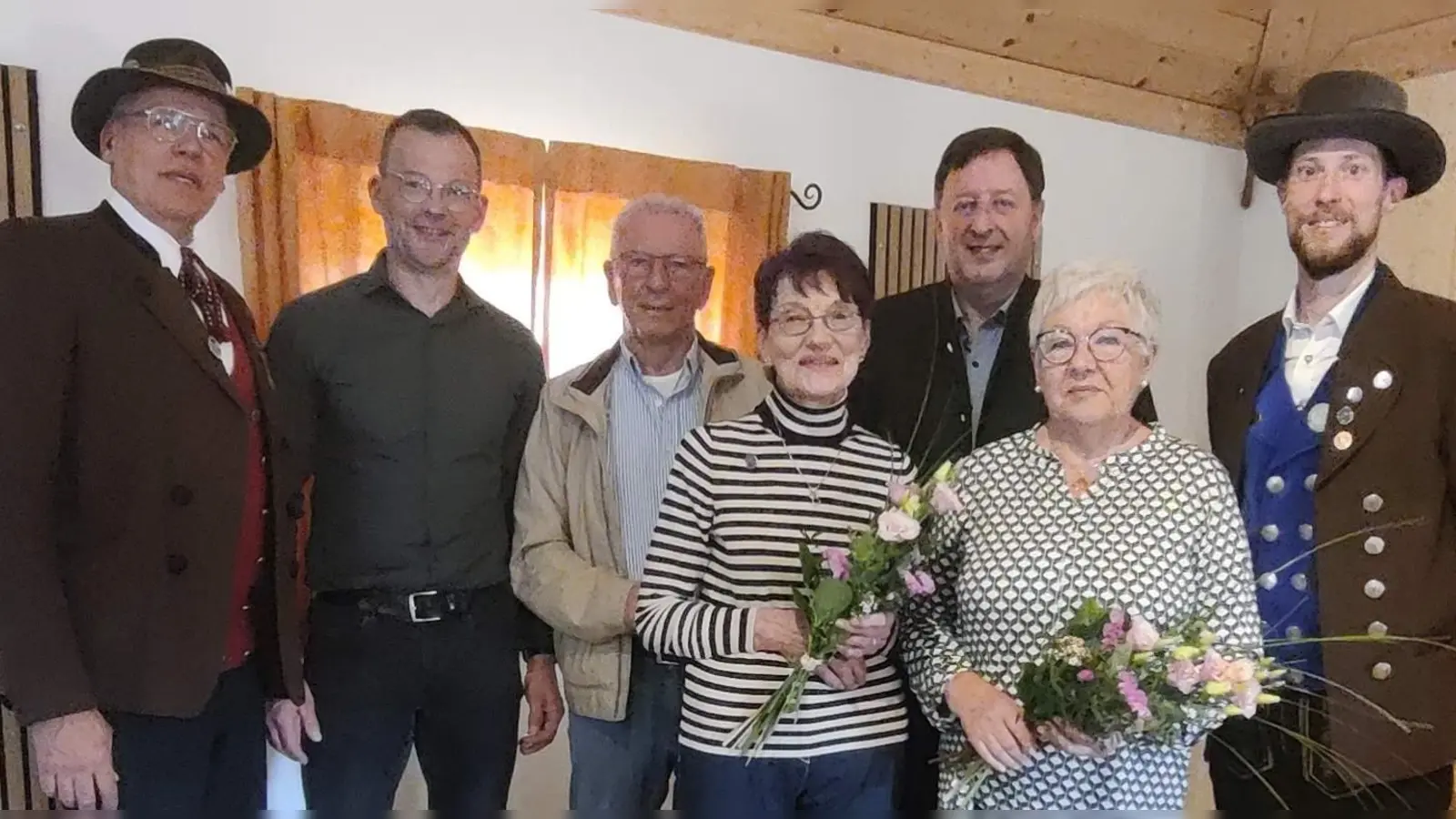 Bei der Jahreshauptversammlung des Heimat- und Trachtenvereins wurden langjährige Mitglieder geehrt. Von links: Gauvorstand Peter Fink, 3. Bürgermeister Hermann Gebhard, Rudolf Wild (40 Jahre), Inge Sommerer (20 Jahre), Martin Meier (50 Jahre), Helene Kraus (40 Jahre) und Vorstand Michael Meier. (Bild: Christian Summer)