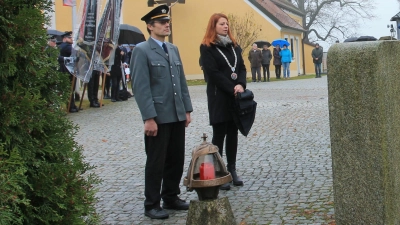 Bürgermeisterin Marina Hirnet und Bringfried Bock von der Soldaten- und Kriegerkameradschaft Brünst gedenken zum Volkstrauertag der Opfer von Krieg, Terror und Gewalt. (Bild: pi)