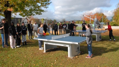 Die Schülerinnen und Schüler der Mittelschule Kümmersbruck freuen sich über die neuen Outdoor-Tischtennisplatten im Pausenhof (Bild: Florian Fuchs)