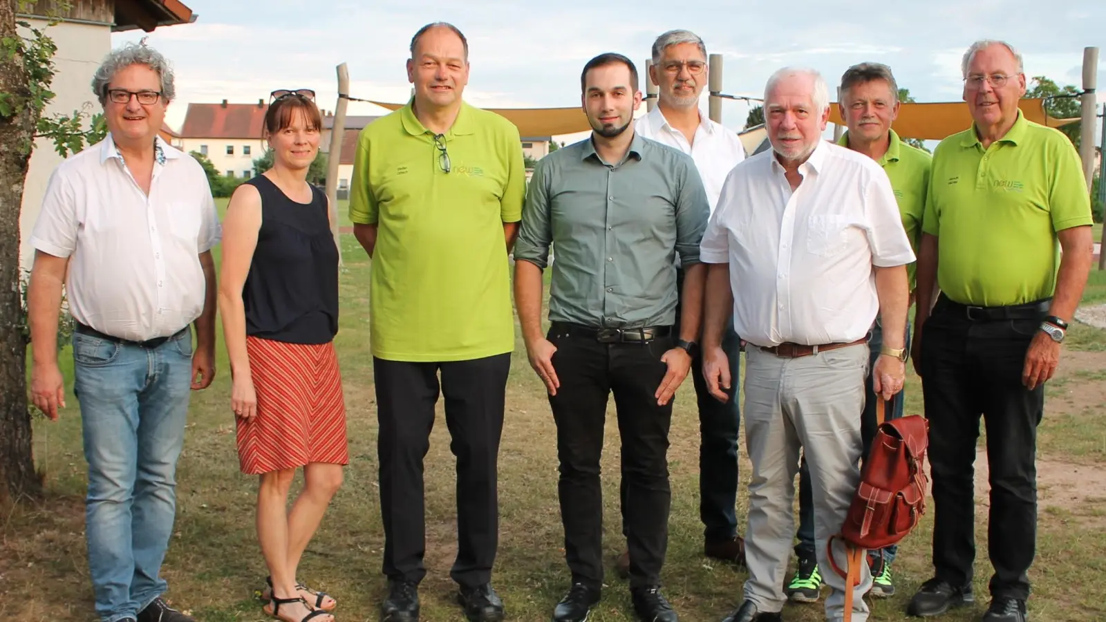 Unter Leitung der Vorsitzenden Udo Greim und Bernhard Stangl (Erster und Sechster von links) und der Aufsichtsratsvorsitzenden Stefan Dötsch und Willi Rauch (Dritter und Siebenter von links) wird die Bürger-Energiegenossenschaft nicht zuletzt die Neuausrichtung des Energiehofs Blankenmühle und der Trabitzer Nahwärme hin zu mehr Profitabilität zu stemmen haben. Zweite, Vierter, Fünfter und Achter von links: die Aufsichtsräte Sabine Eichermüller, Rolf Schmidt, Johann Mayer und Helmuth Wächter. (Bild: Bernhard Piegsa)