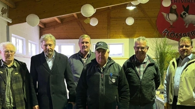 Rudolf Kreuzer, Bürgermeister Lothar Müller, Willibald Schiffl, Willi Schiener, Gerhard Lang und Vorsitzender Udo Hildebrand (von links) bei der Eröffnung der Lolkalschau des Plößberger Kleintierzuchtvereins.<br> (Bild: KTZV Plößberg/exb)