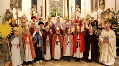 Auch die Schar der Niedermuracher Sternsinger sind durch ihre Bereitschaft, Spenden zu sammeln, ein Segen für all jene Kinder, denen es an allem mangelt. Mit im Bild links Mesnerin Renate Pflug und Pfarrer Herbert Rösl (etwas verdeckt) und rechts Ruhestandspfarrer Max Stigler.  (Bild: Josef Böhm)