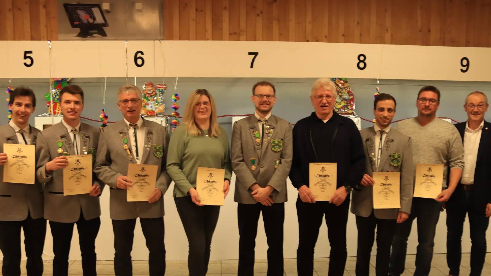 Ihre Vereinsmeister zeichnet die SG Vilstal Rieden aus. Erster Vorsitzenden Thomas Graf (Fünfter von links) und Bürgermeister Erwin Geitner (rechts) gratulieren. (Bild: mrr)