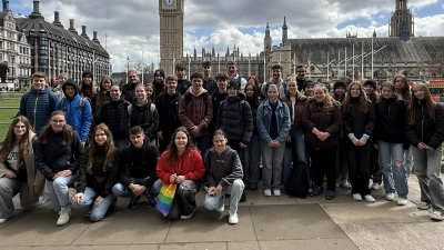 Die Reisetruppe versammelt vor einem der Wahrzeichen Londons - Big Ben. (Bild: Diana Schmidberger)