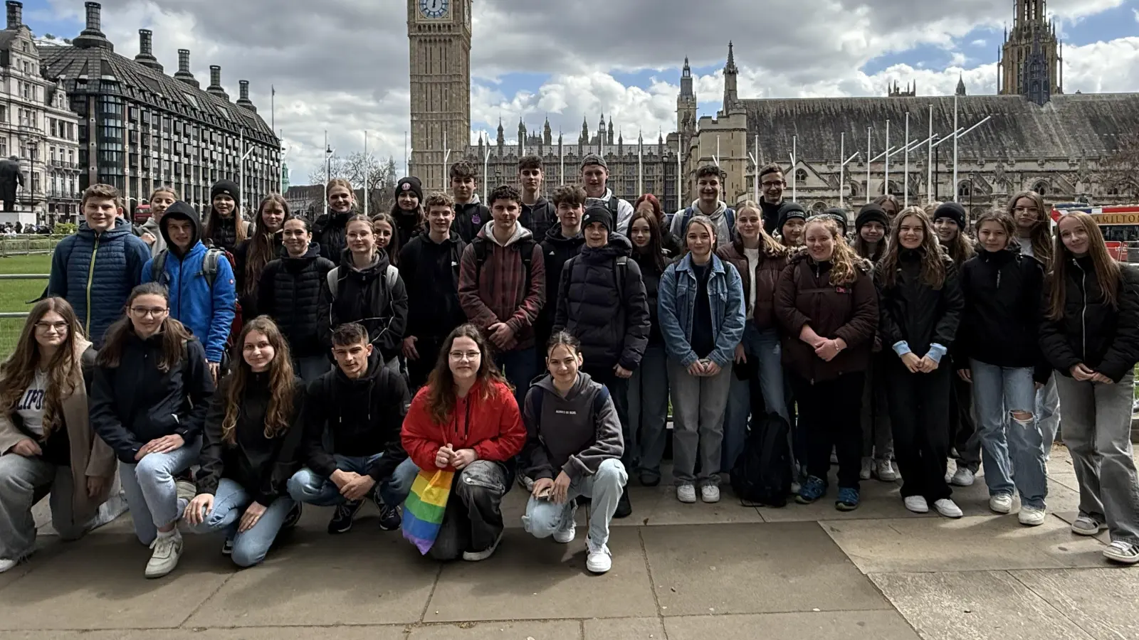 Die Reisetruppe versammelt vor einem der Wahrzeichen Londons - Big Ben. (Bild: Diana Schmidberger)
