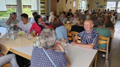 Die drei Seniorengruppen feierten im Rotkreuz-Heim ein gelungenes Sommerfest. Gemeinsam statt einsam, unter diesem Motto wurde geschlemmt, gesungen und soziale Kontakte gepflegt. (Bild: Tanja Seemann)