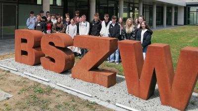 Die Schülerinnen und Schüler der Klasse 10c vor dem Eingang des BSZ Wiesau (Bild: Uli Roth )