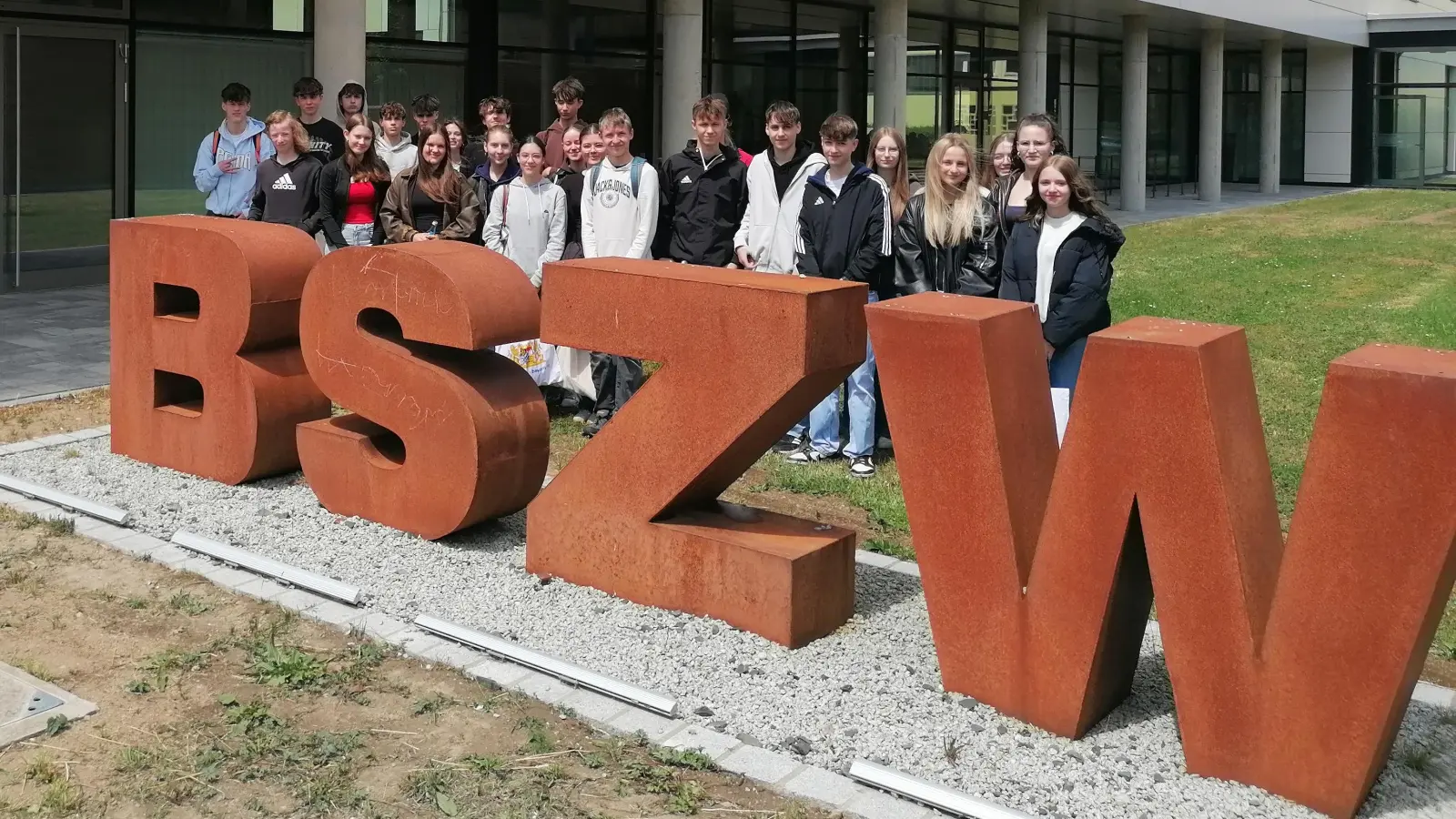 Die Schülerinnen und Schüler der Klasse 10c vor dem Eingang des BSZ Wiesau (Bild: Uli Roth )