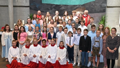 Insgesamt 37 Firmlinge aus den Pfarreien Michldorf, Pirk und Schirmitz empfingen in der Pirker Auferstehungskirche durch Prälat Johann Neumüller (hinten rechts) das Sakrament der Firmung. (Bild: Kerstin Kiener)
