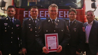 Adolf Hammer (Mitte) ist nun Ehrenvorsitzender der Teunzer Feuerwehr.  (Bild: FFW Teunz/exb)