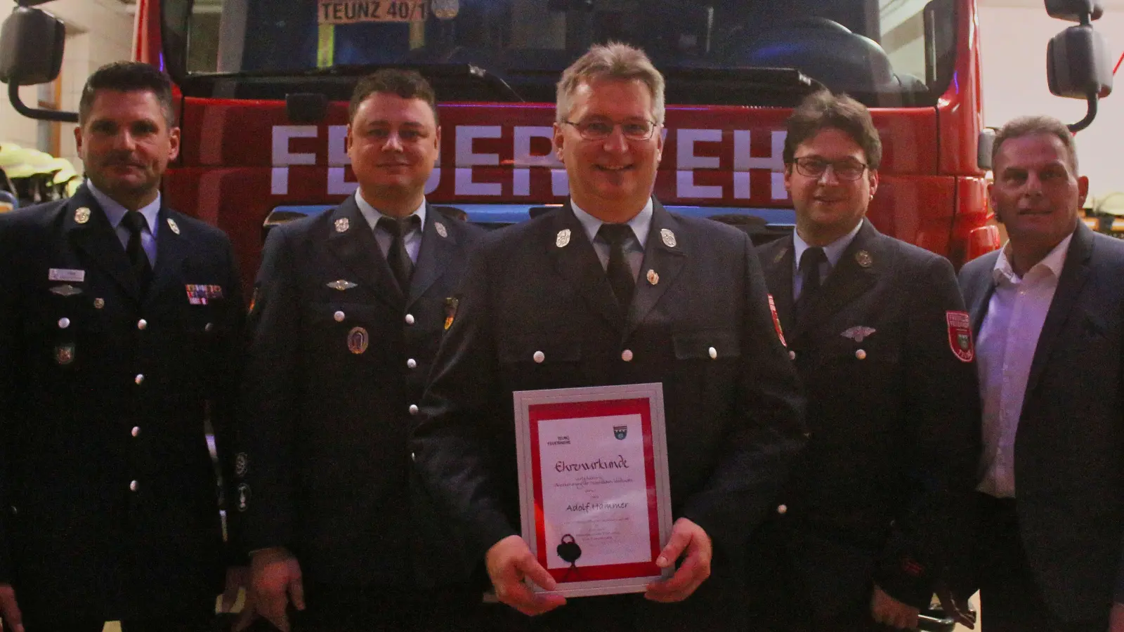 Adolf Hammer (Mitte) ist nun Ehrenvorsitzender der Teunzer Feuerwehr.  (Bild: FFW Teunz/exb)