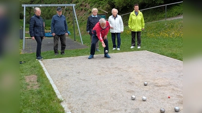 Die Teilnehmer der Gruppe „Standfest und Aktiv“ der Volkshochschule trafen sich an der neu gebauten Boule-Bahn im Stadtgraben zu einem Spiel. (Bild: Gisela Promm)