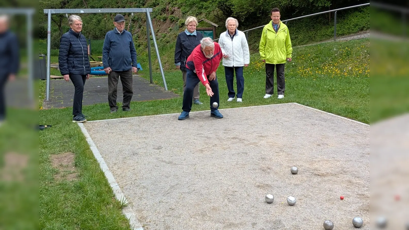 Die Teilnehmer der Gruppe „Standfest und Aktiv“ der Volkshochschule trafen sich an der neu gebauten Boule-Bahn im Stadtgraben zu einem Spiel. (Bild: Gisela Promm)