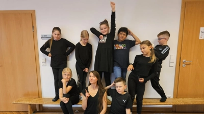 Ein zehnteiliges Training mit Doris Hofmann (vorne Mitte) weckte bei einen guten Dutzend Kindern die Freude am Theater. (Bild: Modernen Theaters Tirschenreuth/exb)