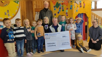 Allerbeste Laune herrschte bei der Spendenübergabe durch 1. Vorsitzenden Hans Eismann (knieend Mitte), Pfarrer Römischer (stehend), der Kindergartenleiterin Kristina Schaller (knieend rechts) und natürlich bei den Kindern (Bild: Martin Landgraf)