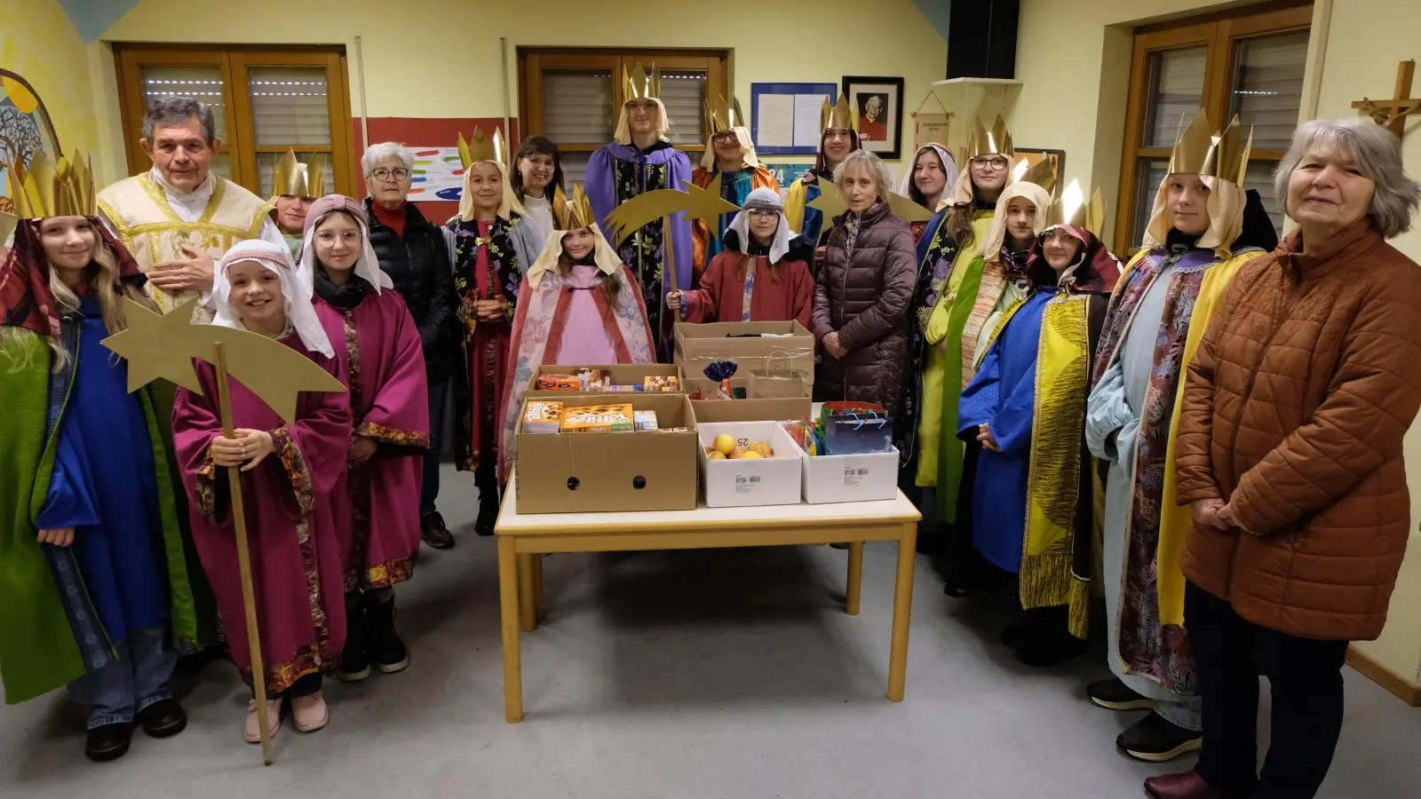 Sternsinger und Begleiter mit Pfarrer Max Früchtl am Gabentisch für die Tafel. (Bild: Fred Lehner)