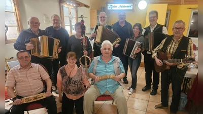 Werner Ponnath, Maria Storek, Dieter Paulus (vorne von links), Helmut Jilg, Willi Prechtl, Susanne Wenzel, Herbert Storek, Gastgeber Armin Schinner, Uli Affolter, Erwin Hornauer und Rainer Marquardt (hinten von links) spielten beim Musikantenstammtisch auf. (Bild: Herbert Storek/exb)