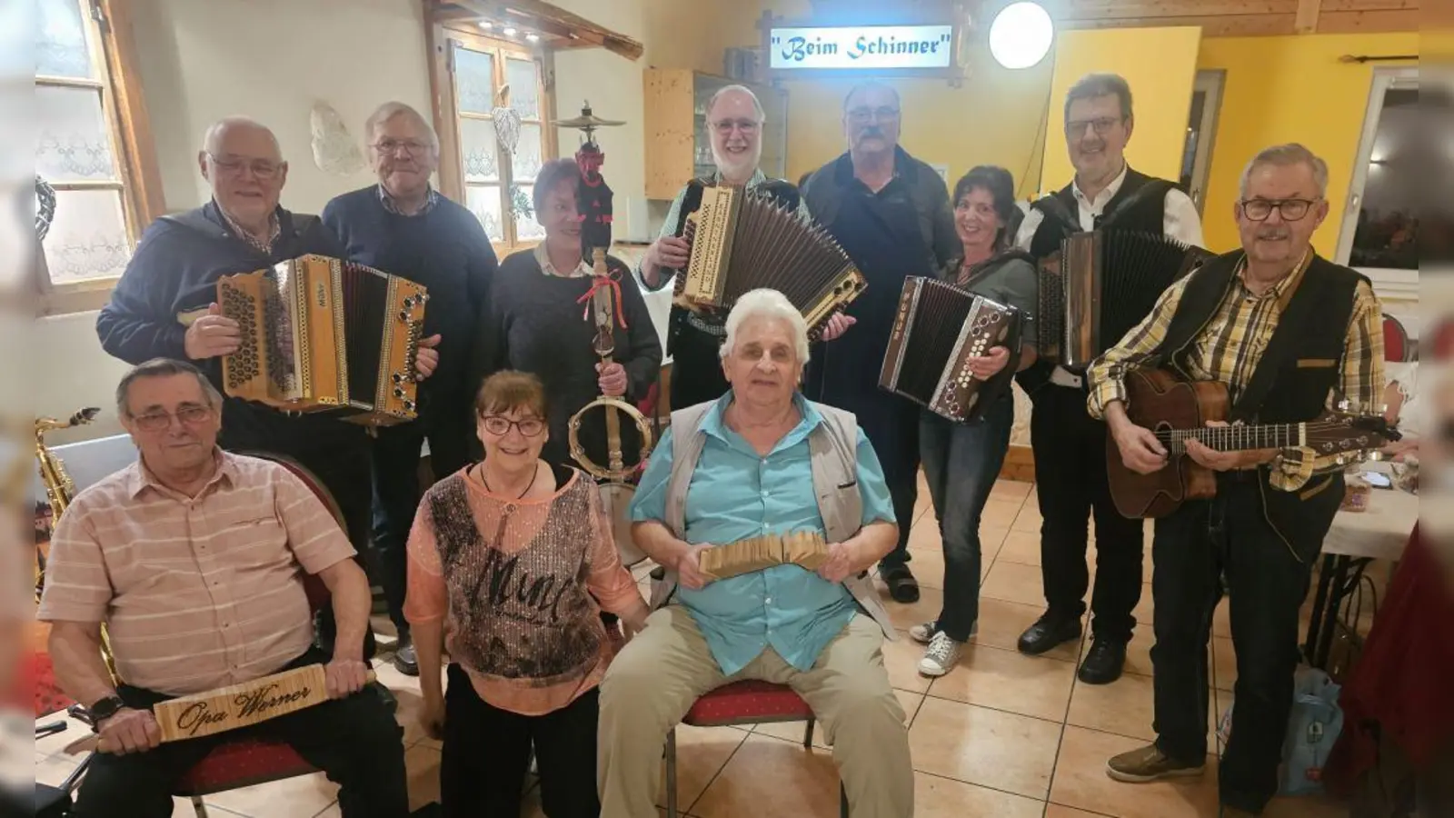 Werner Ponnath, Maria Storek, Dieter Paulus (vorne von links), Helmut Jilg, Willi Prechtl, Susanne Wenzel, Herbert Storek, Gastgeber Armin Schinner, Uli Affolter, Erwin Hornauer und Rainer Marquardt (hinten von links) spielten beim Musikantenstammtisch auf. (Bild: Herbert Storek/exb)