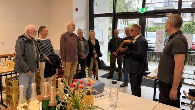 Jens Rock wird für seinen langjährigen Einsatz für Aikido in Amberg geehrt. (Bild: Peter Schreyer)