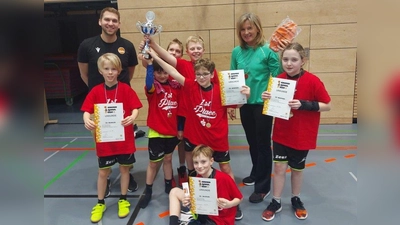 Die Viertklässler der Grundschule Neustadt/WN freuen sich über ihren 1. Platz beim Basketball-Grundschul-Cup.  (Bild: Willi Merkl)