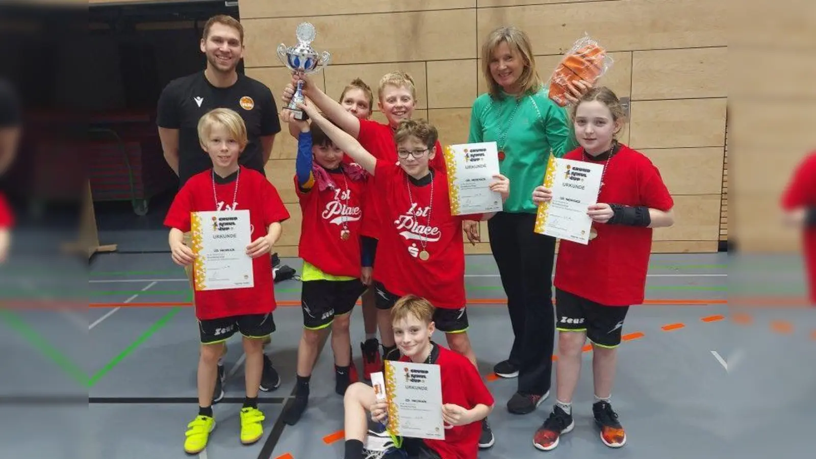 Die Viertklässler der Grundschule Neustadt/WN freuen sich über ihren 1. Platz beim Basketball-Grundschul-Cup.  (Bild: Willi Merkl)