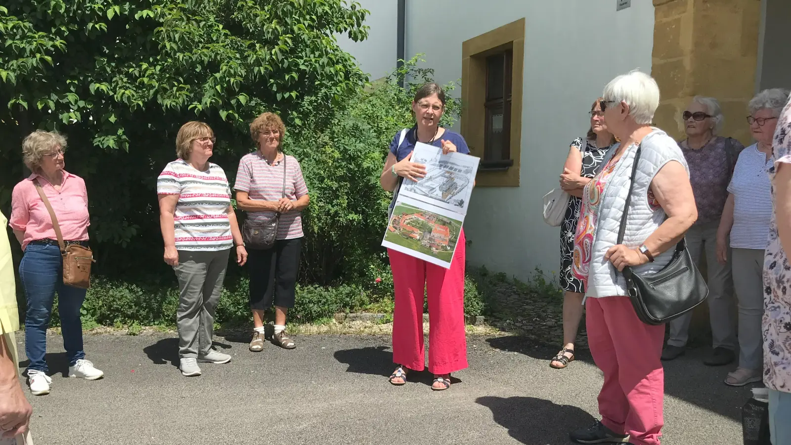 Barbara Müller führte die Frauenbund-Mitglieder durch das Kloster Speinshart. (Bild: Rita König/exb)