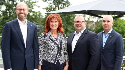 Der bisherige Präsident des Lions-Clubs Neustadt/WN-Lobkowitz, Florian Schott (links), überreicht sein Amt an Andrea Gollwitzer (Zweite von links). Ihr zur Seite stehen 1. Vizepräsident Sebastian Denzler (Zweiter von rechts) und 2. Vizepräsident Peter Fleischmann (rechts).  (Bild: Stephan Landgraf)