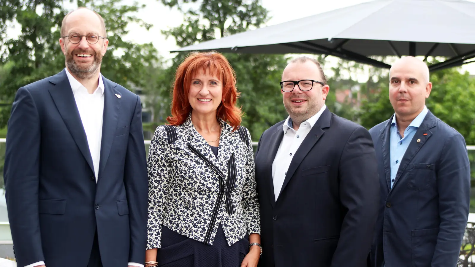 Der bisherige Präsident des Lions-Clubs Neustadt/WN-Lobkowitz, Florian Schott (links), überreicht sein Amt an Andrea Gollwitzer (Zweite von links). Ihr zur Seite stehen 1. Vizepräsident Sebastian Denzler (Zweiter von rechts) und 2. Vizepräsident Peter Fleischmann (rechts).  (Bild: Stephan Landgraf)