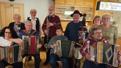 Beim Musikantentreffen in Premenreuth spielten die Männer und Frauen zünftig auf. (Bild: Böhm/exb)