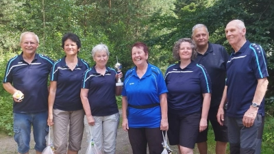 Siegerin Elisabeth Malek (3. von links), eingerahmt von Karin Kroher, Ottilie Rodler und den Trainern (Bild: Wolfgang Graser)