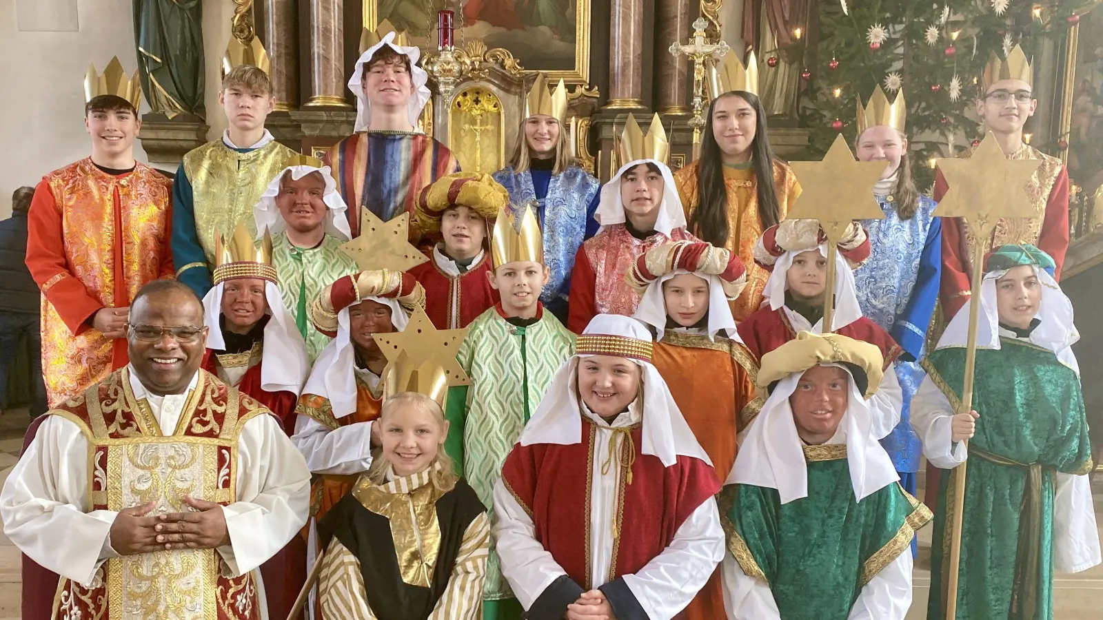 Die Sternsinger aus der Pfarrei Wutschdorf mit Pfarrer Moses Gudapati (vorne links). (Bild: Ina Piehler)