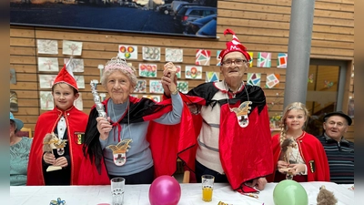 Das Seniorenprinzenpaar des Seniorenheims, Maria Spiersch und Heinrich Dworzak, wurden mit dem Hausorden vom Seniorenzentrum ausgezeichnet. Mit dabei das Kinderprinzenpaar des WCV. (Bild: Seniorenzentrum Haus Falkenstein/exb)