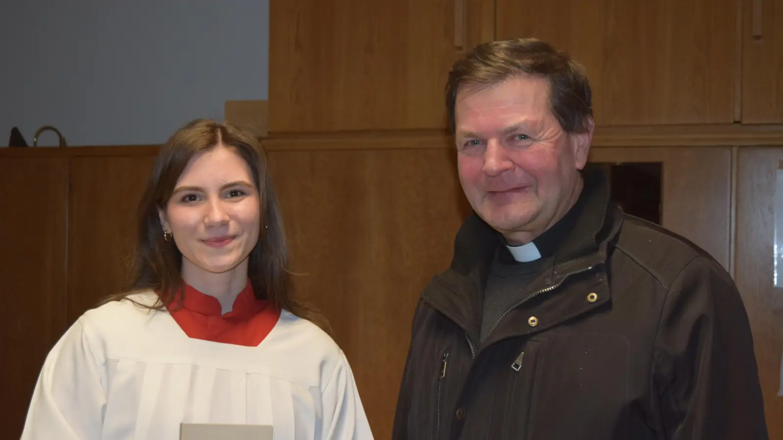 Theresa Putzier mit Pfarrer Hans Zeltsperger, der ihr als langjährige Ministrantin ein Jugendgebetbuch überreichte.  (Bild: wfe)