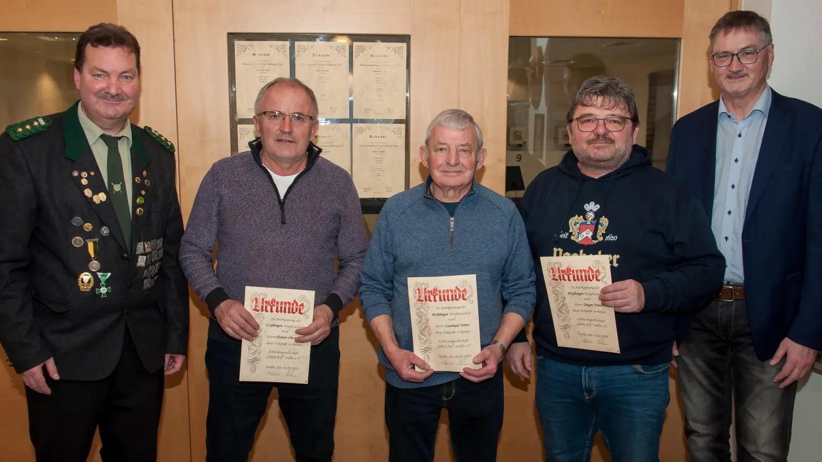 Schützenmeister Martin Eules, Hubert Obermeier, Leo Vetter, Jürgen Vetter und Bürgermeister Hans Prechtl (von links).  (Bild: Martin Eules)