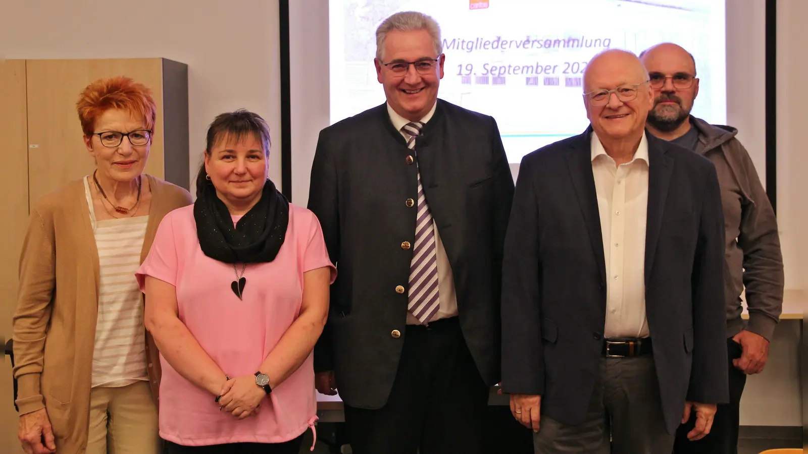 Die „Sperrspitze“ der Caritas-Sozialstationen Nabburg: Vorsitzender Pfarrer Hannes Lorenz (Bildmitte), stellvertretender Vorsitzender Pfarrer Johann Spitzhirn (rechts), Vorstandmitglied Annemarie Brunner (links), Pflegedienstleiterin Kerstin Neidl (2. von links) und Geschäftsführer Gerd Eilers (2. von rechts) freuen sich über das positive Ergebnis des Jahres 2023.  (Bild: Sepp Ferstl)