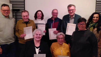 Der Obst- und Gartenbauverein ehrte treue Mitglieder, stehend von links Harald Schlöger, Josef Zöllner, Ursula Schimmel, Erich Burger, Hubert Haensel, Vorsitzende Doris Deubzer, Bürgermeisterin Margit Bayer, vorne Angela Burger und Paula Dostler. (Bild: Andreas Burger/exb)