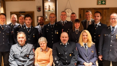 Neuwahlen standen bei der Feuerwehr Griesbach auf der Agenda. Im Bild die alte und neue Vorstandschaft mit den geehrten Mitgliedern.  (Bild: Jakob Czepa/Feuerwehr Griesbach/exb)