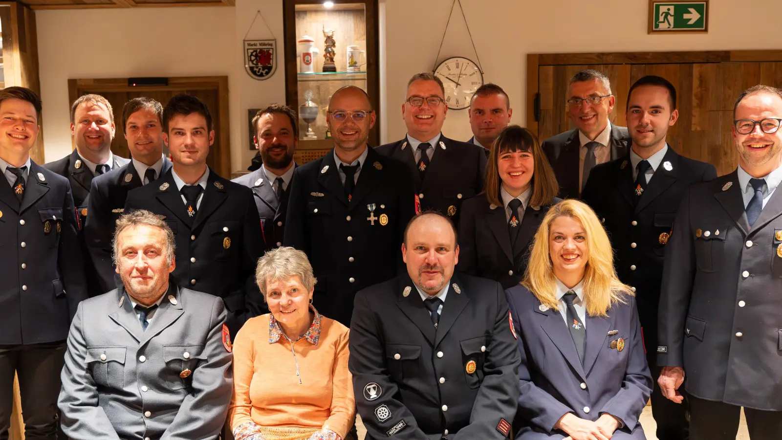 Neuwahlen standen bei der Feuerwehr Griesbach auf der Agenda. Im Bild die alte und neue Vorstandschaft mit den geehrten Mitgliedern.  (Bild: Jakob Czepa/Feuerwehr Griesbach/exb)