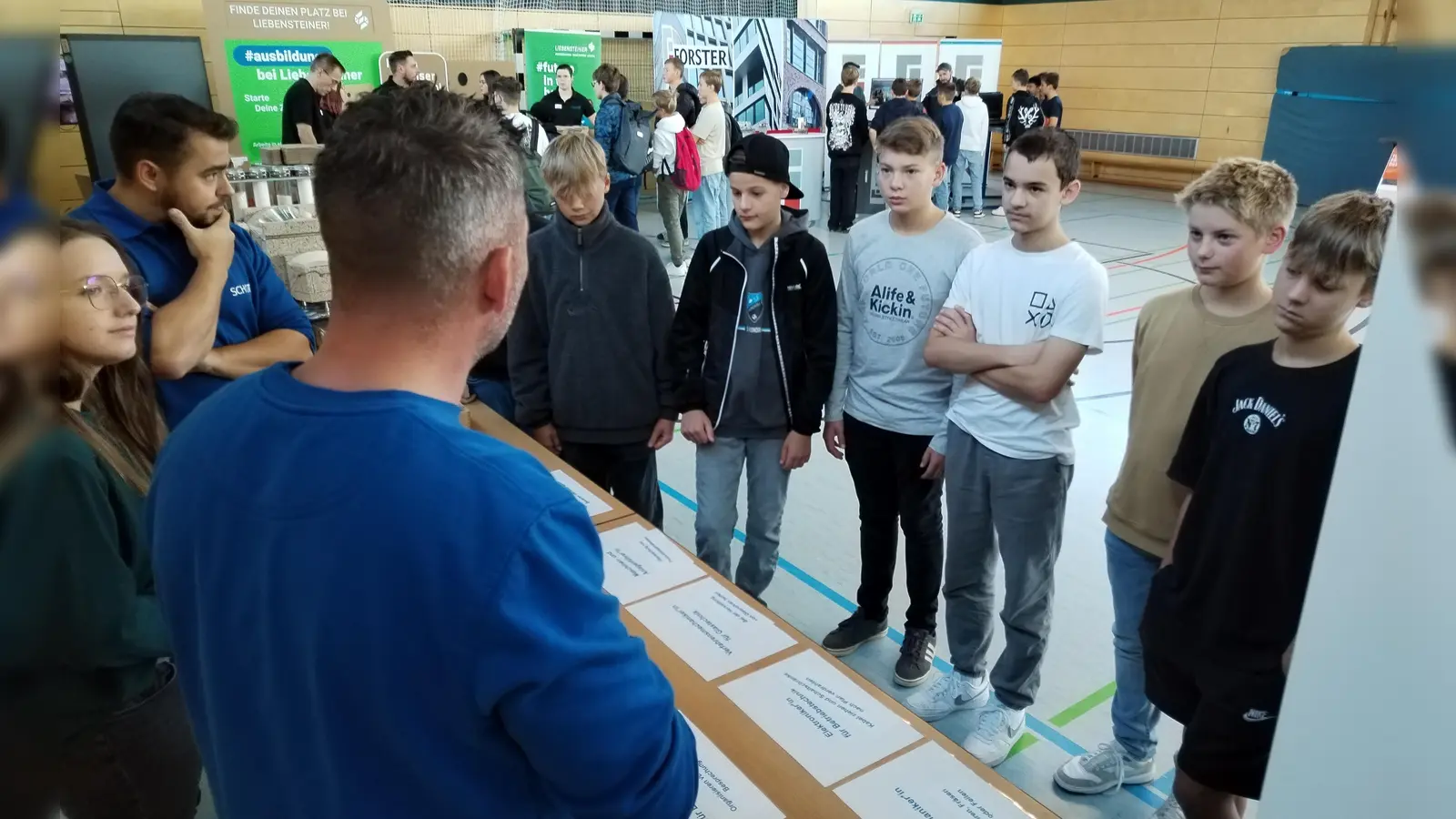 Schüler der Realschule im Stiftland auf Berufserkundungstour während der schulinternen Hausmesse. (Bild: Alexandra Wittke)