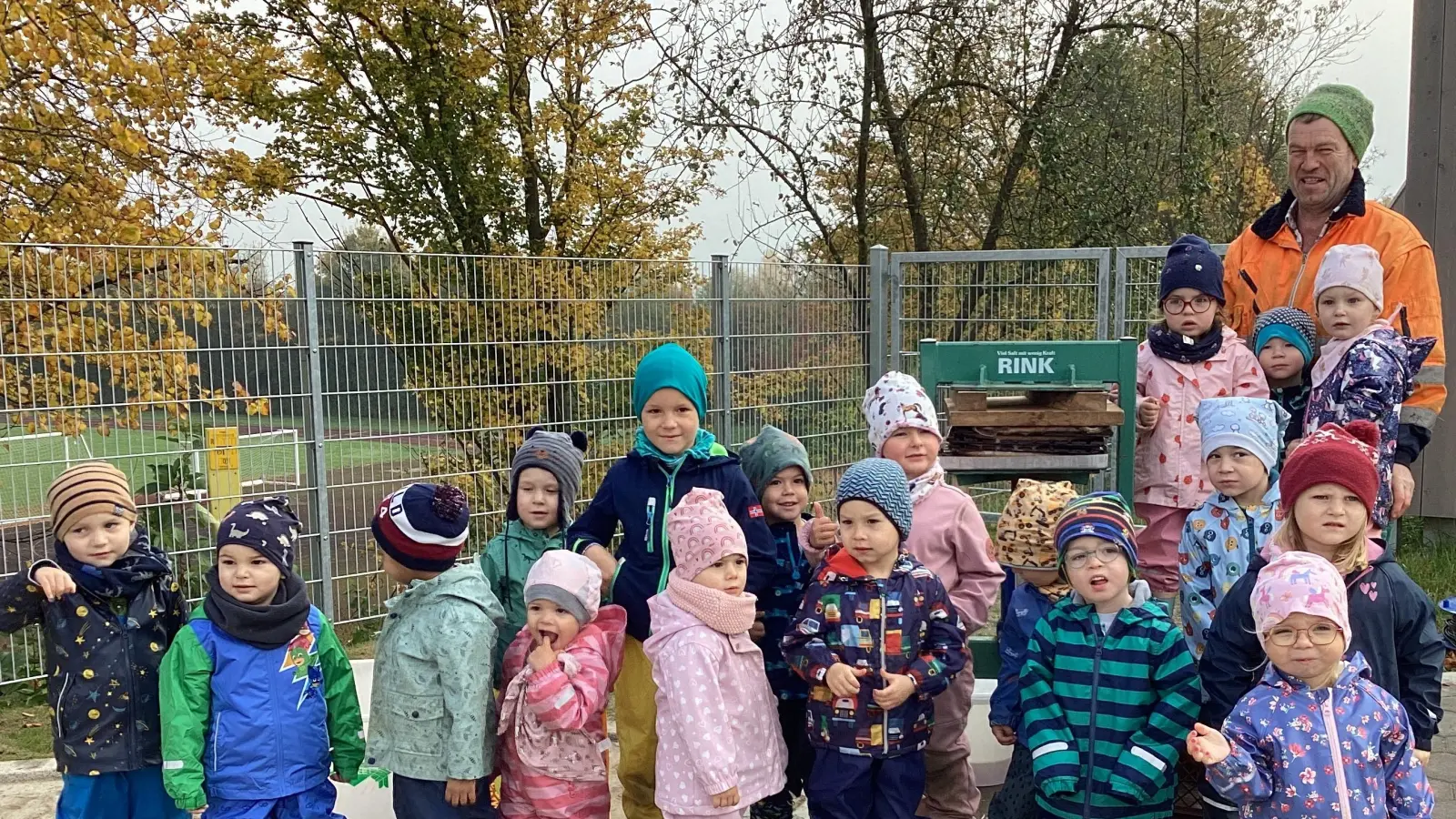 Purzelbaum-Kinder mit Herrn Jacobey  (Bild: Susanne Rösch)