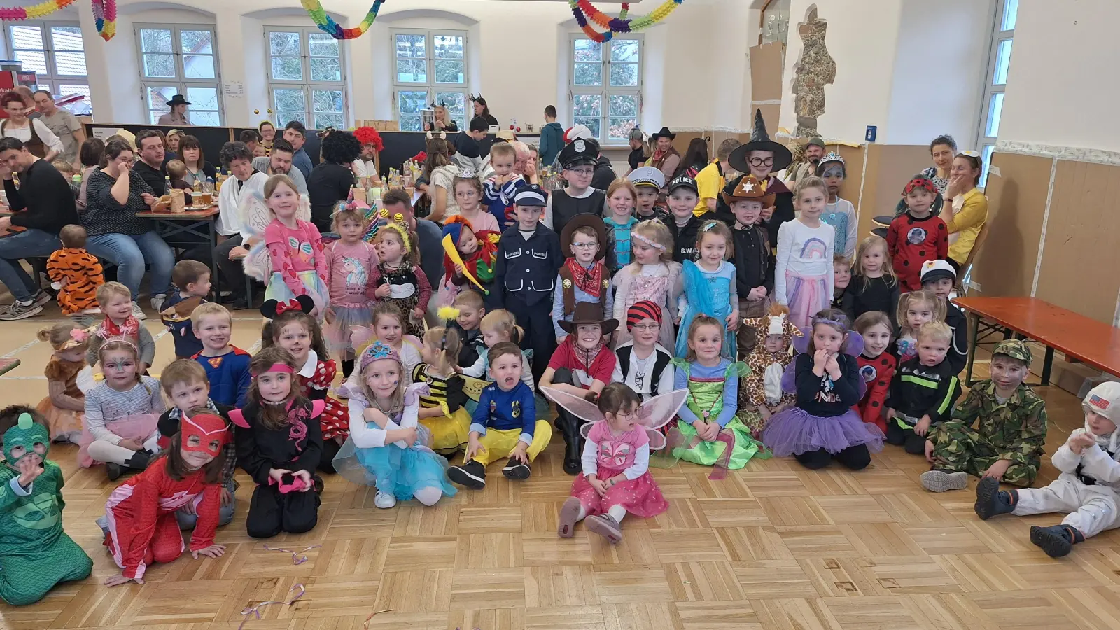 Ganz schön was los war beim Krabbelgruppen-Fasching in Leonberg. (Bild: Daniela Malzer/exb)