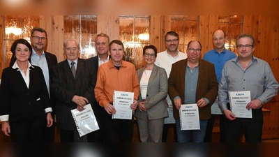 Die Bürgermeister Claudia Kammerl und Konrad Scharl sowie Susanne Hierl ehrten langjährige CSU-Mitglieder. Unser Bild zeigt (von links) Claudia Kammerl, Konrad Scharl, Johann Walz (50 Jahre), Hermann Böhm (30 Jahre) Michael Laußer (25 Jahre), MdB Susanne Hierl, Michael Eckl (25 Jahre), Dr. Walther Grau (40 Jahre) Franz Josef Scharl (25 Jahre) und Andreas Kopf (25 Jahre). (Bild: Gerhard Franz)