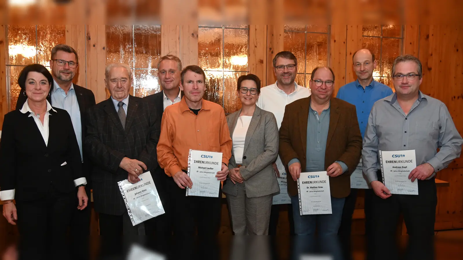 Die Bürgermeister Claudia Kammerl und Konrad Scharl sowie Susanne Hierl ehrten langjährige CSU-Mitglieder. Unser Bild zeigt (von links) Claudia Kammerl, Konrad Scharl, Johann Walz (50 Jahre), Hermann Böhm (30 Jahre) Michael Laußer (25 Jahre), MdB Susanne Hierl, Michael Eckl (25 Jahre), Dr. Walther Grau (40 Jahre) Franz Josef Scharl (25 Jahre) und Andreas Kopf (25 Jahre). (Bild: Gerhard Franz)