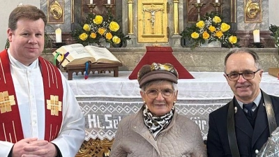 Stadtpfarrer Thomas Kraus und Kirchenverwaltungsmitglied Joseph Mauerer dankten Mesnerin Barbara Dötterl für 30 Jahre Dienst in der Schönreuther Sebastianskirche. (Bild: Pfarramt Kemnath/exb)